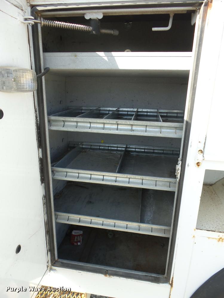 image for item J8705 2000 GMC C7500 bucket truck