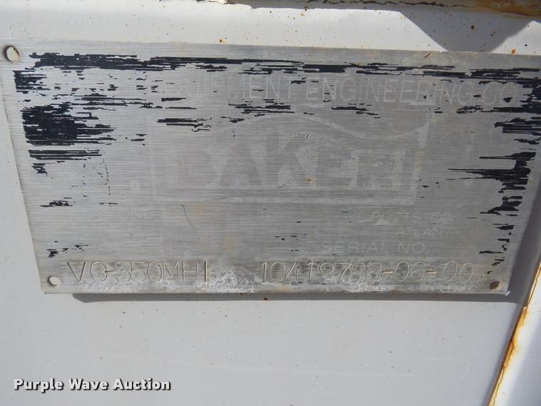 image for item J8705 2000 GMC C7500 bucket truck