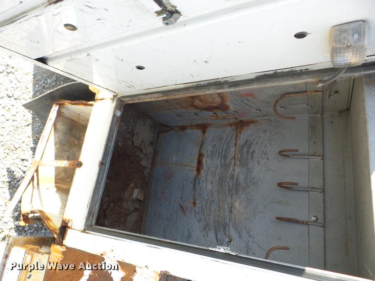 image for item J8705 2000 GMC C7500 bucket truck