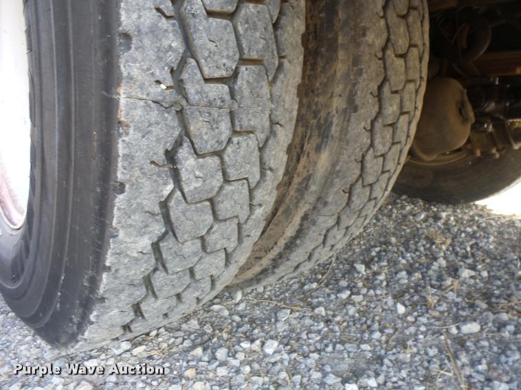 image for item J8705 2000 GMC C7500 bucket truck