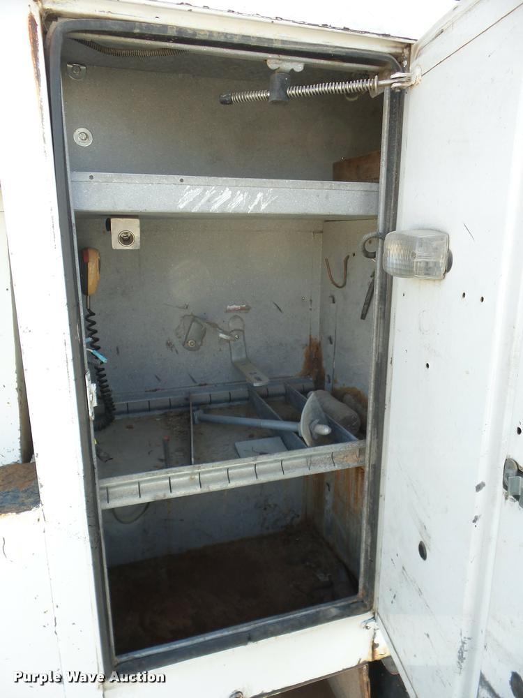 image for item J8705 2000 GMC C7500 bucket truck