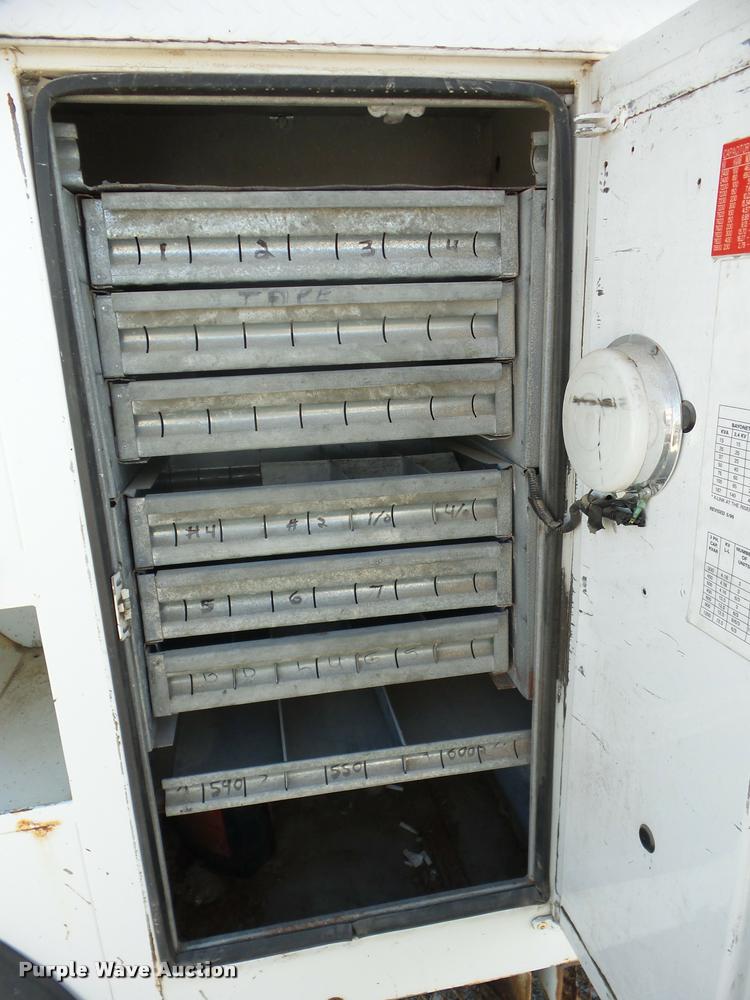 image for item J8705 2000 GMC C7500 bucket truck