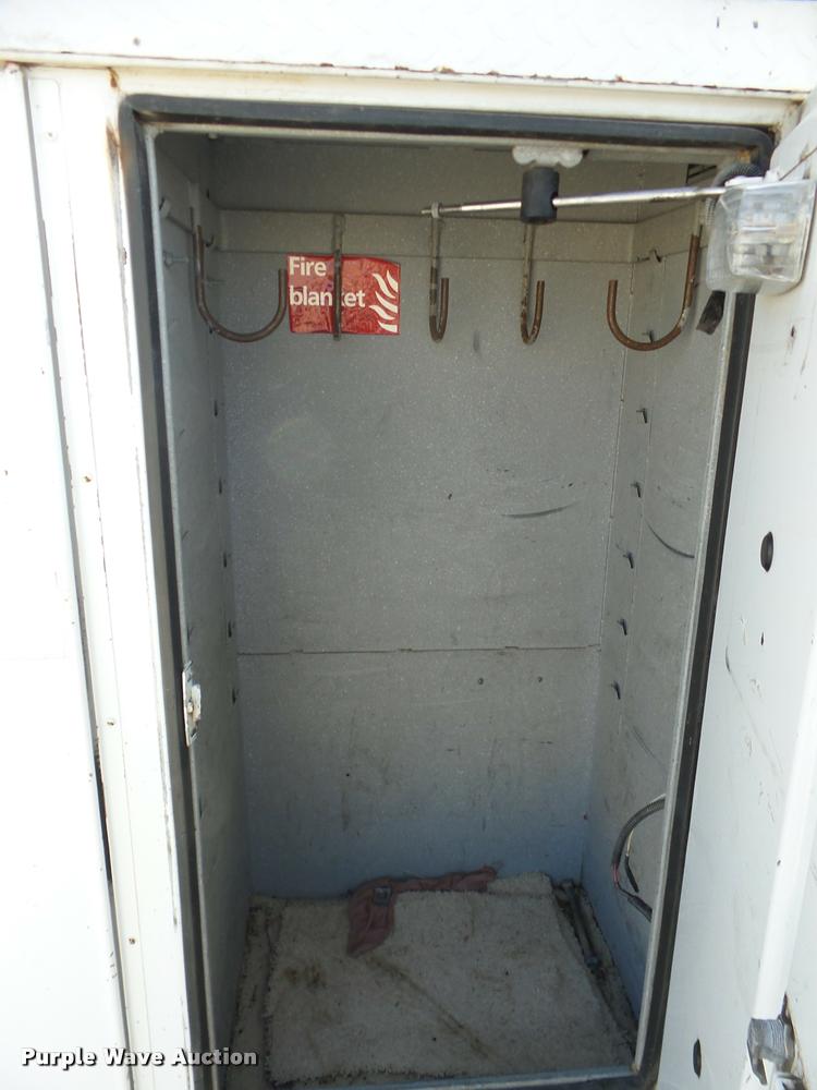 image for item J8705 2000 GMC C7500 bucket truck