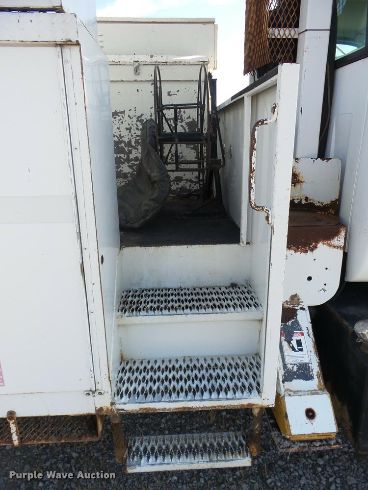 image for item J8705 2000 GMC C7500 bucket truck