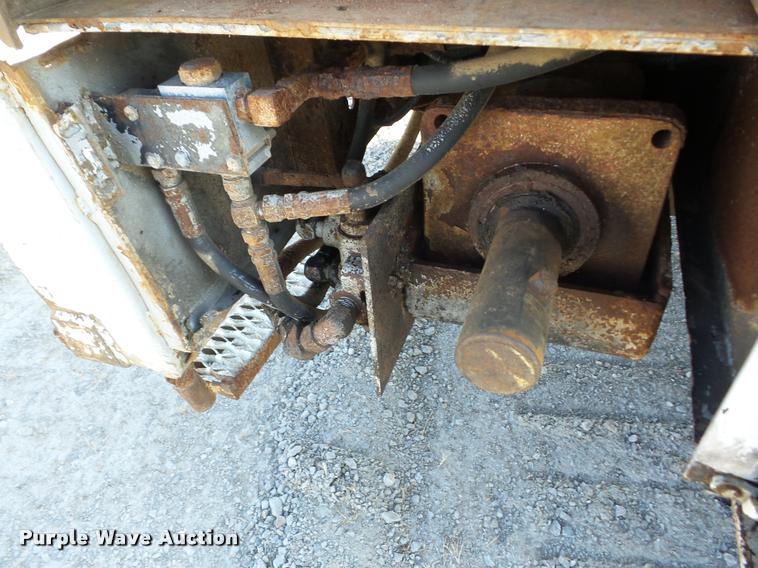 image for item J8705 2000 GMC C7500 bucket truck