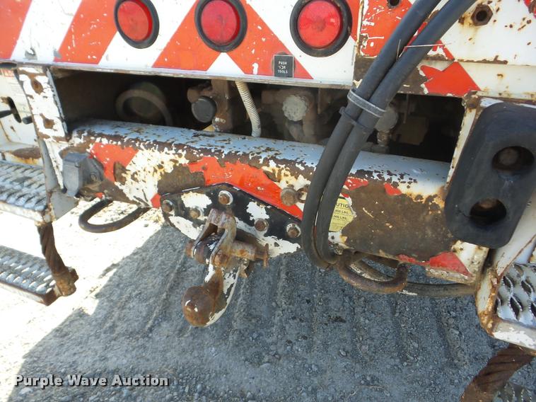 image for item J8705 2000 GMC C7500 bucket truck