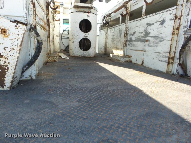 image for item J8705 2000 GMC C7500 bucket truck