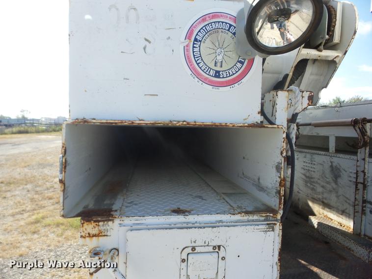 image for item J8705 2000 GMC C7500 bucket truck