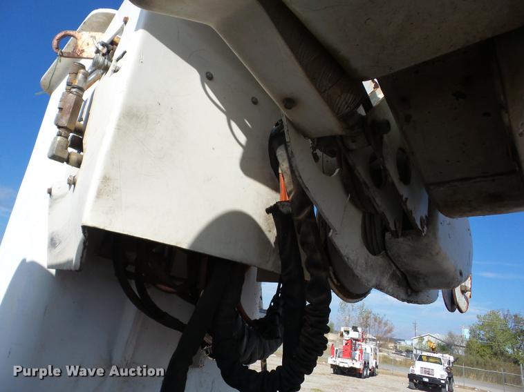 image for item J8705 2000 GMC C7500 bucket truck