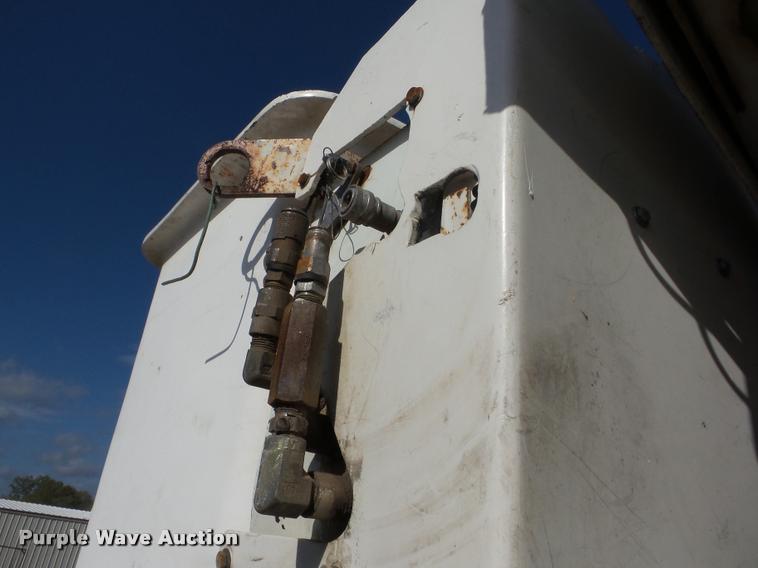 image for item J8705 2000 GMC C7500 bucket truck