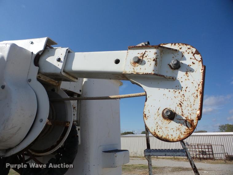 image for item J8705 2000 GMC C7500 bucket truck