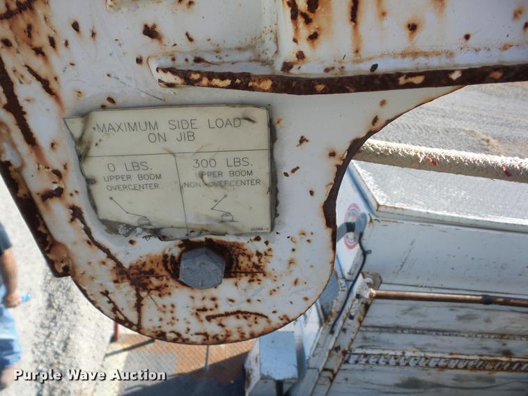 image for item J8705 2000 GMC C7500 bucket truck