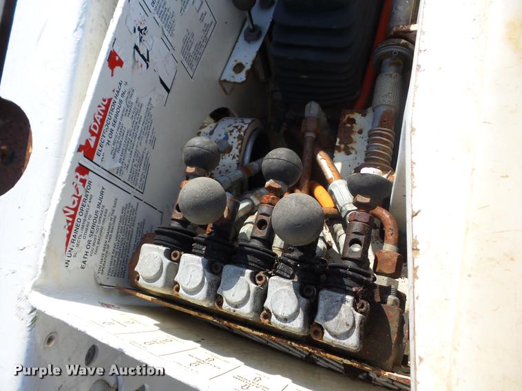 image for item J8705 2000 GMC C7500 bucket truck