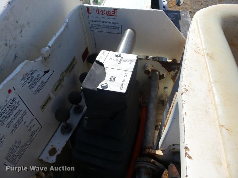 image for item J8705 2000 GMC C7500 bucket truck