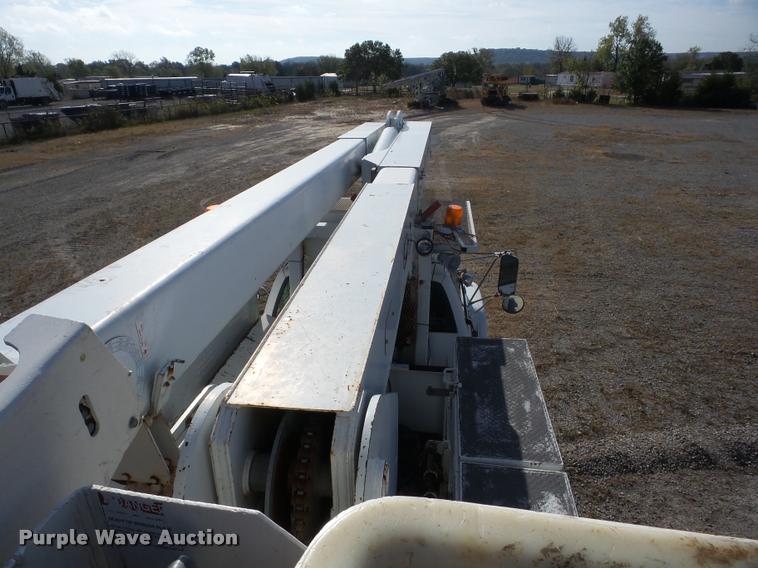 image for item J8705 2000 GMC C7500 bucket truck