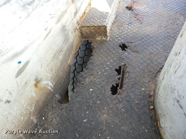 image for item J8705 2000 GMC C7500 bucket truck