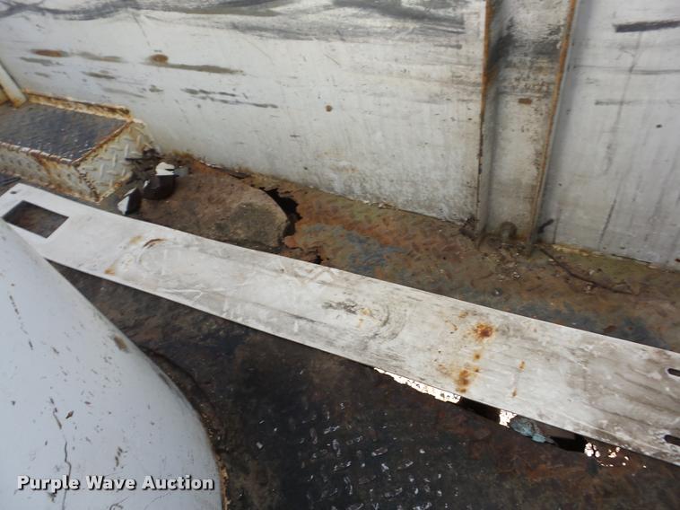 image for item J8705 2000 GMC C7500 bucket truck