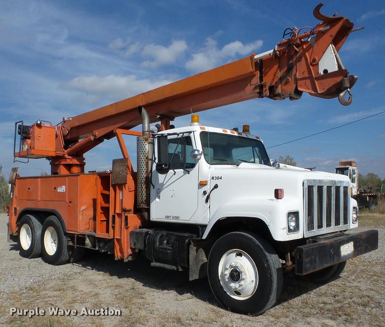 image for item J8707 1992 International 2574 bucket truck
