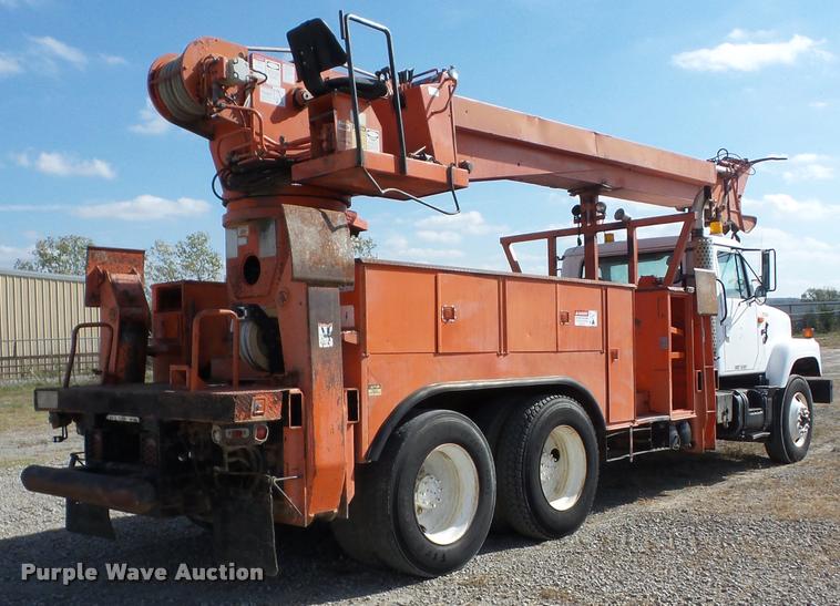 image for item J8707 1992 International 2574 bucket truck