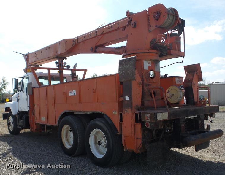 image for item J8707 1992 International 2574 bucket truck