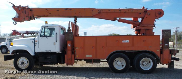 image for item J8707 1992 International 2574 bucket truck