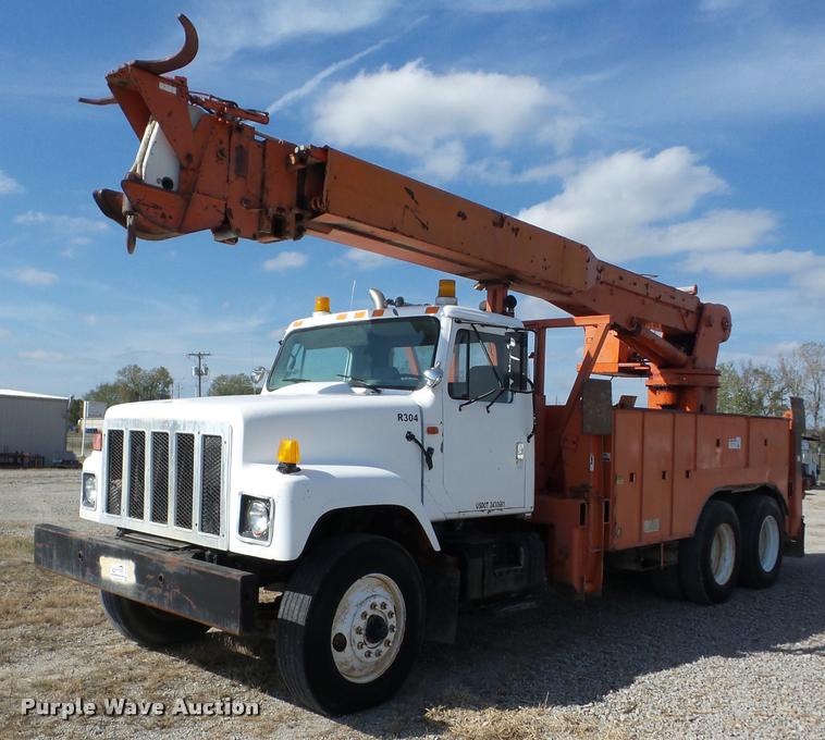 image for item J8707 1992 International 2574 bucket truck