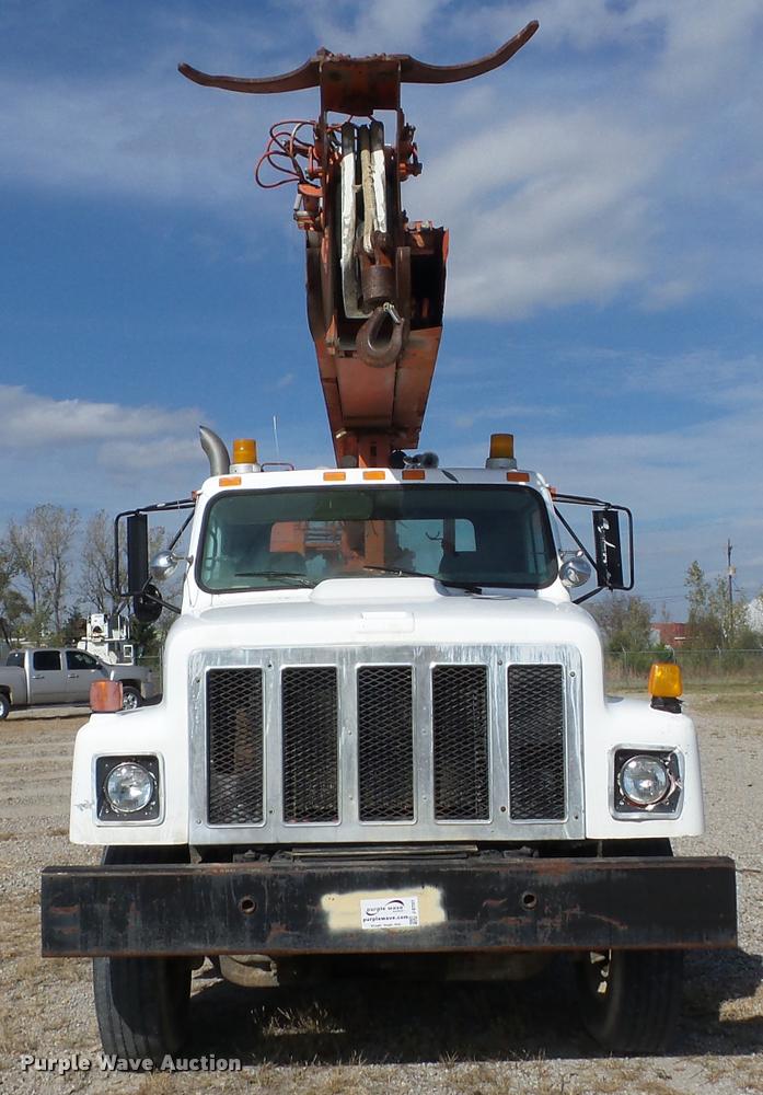 image for item J8707 1992 International 2574 bucket truck