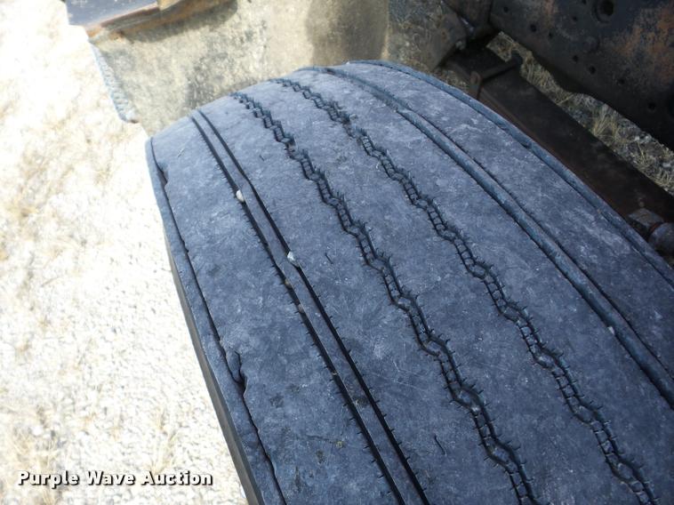 image for item J8707 1992 International 2574 bucket truck