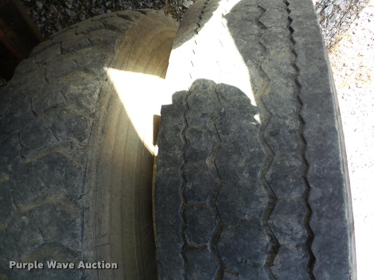 image for item J8707 1992 International 2574 bucket truck