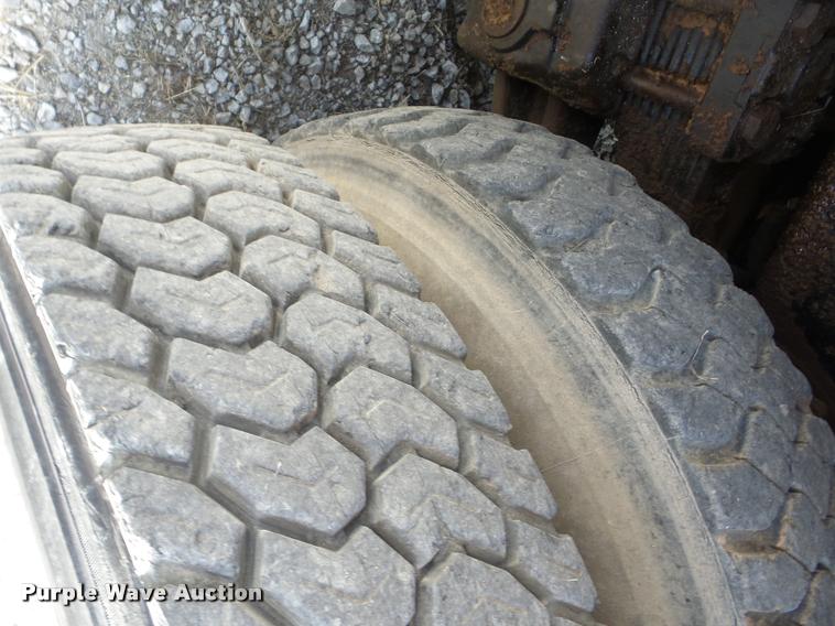 image for item J8707 1992 International 2574 bucket truck