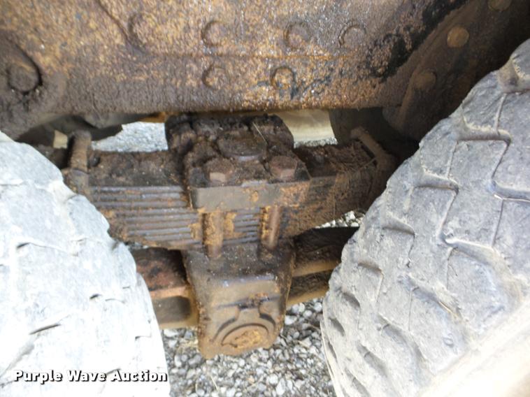 image for item J8707 1992 International 2574 bucket truck