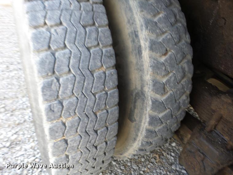 image for item J8707 1992 International 2574 bucket truck