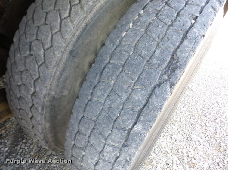 image for item J8707 1992 International 2574 bucket truck