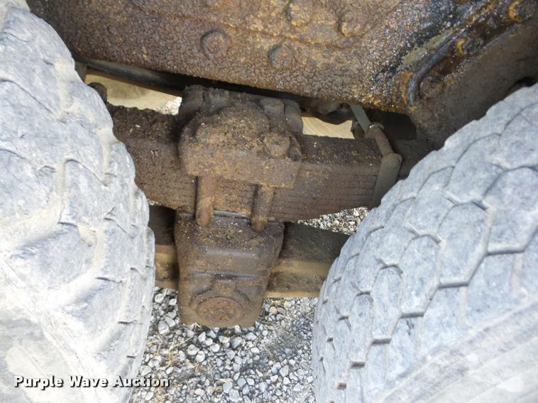 image for item J8707 1992 International 2574 bucket truck