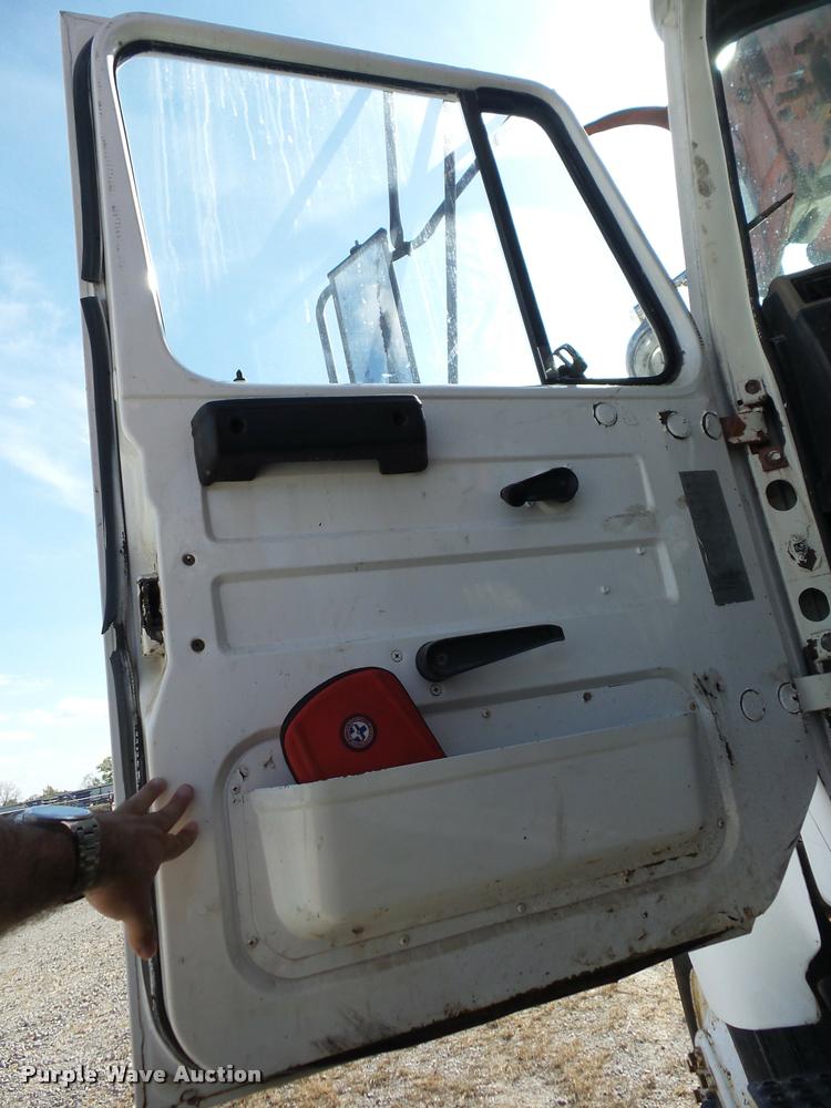 image for item J8707 1992 International 2574 bucket truck