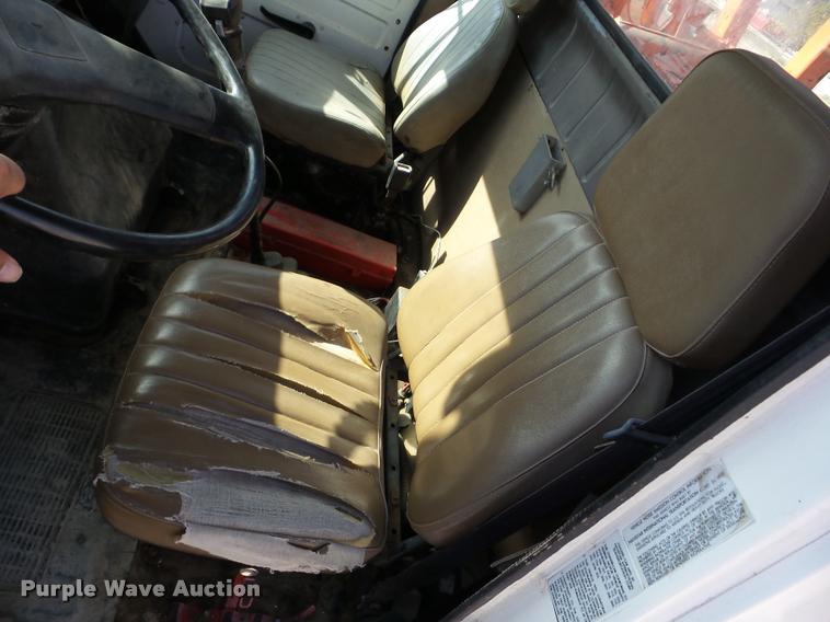 image for item J8707 1992 International 2574 bucket truck