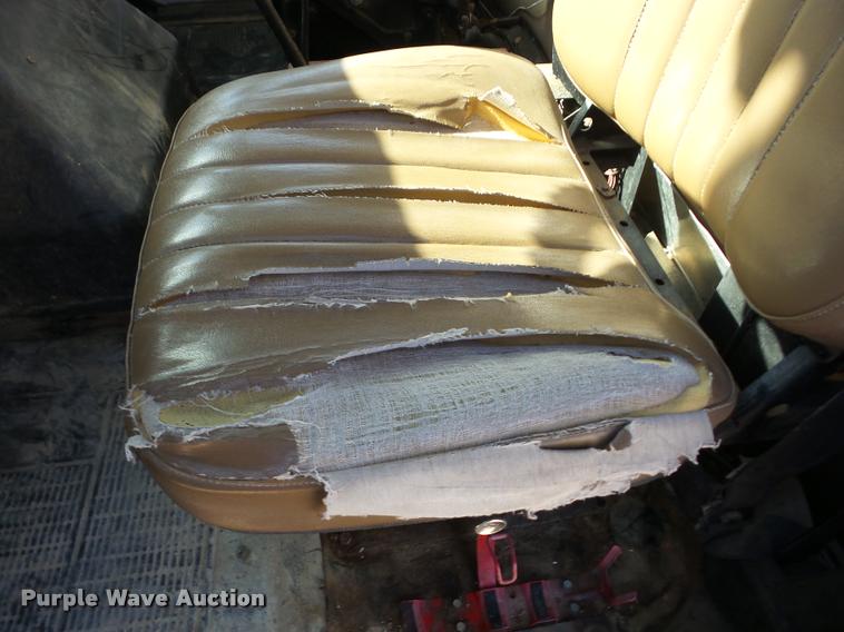 image for item J8707 1992 International 2574 bucket truck