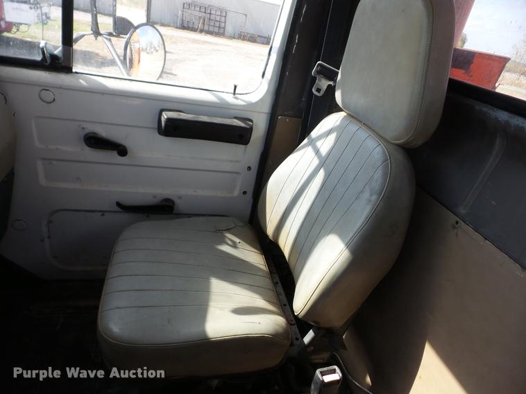 image for item J8707 1992 International 2574 bucket truck