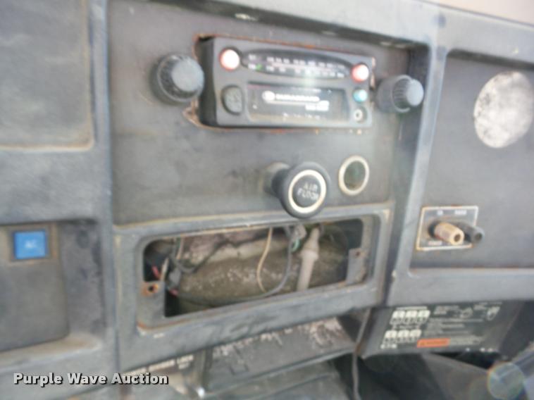 image for item J8707 1992 International 2574 bucket truck