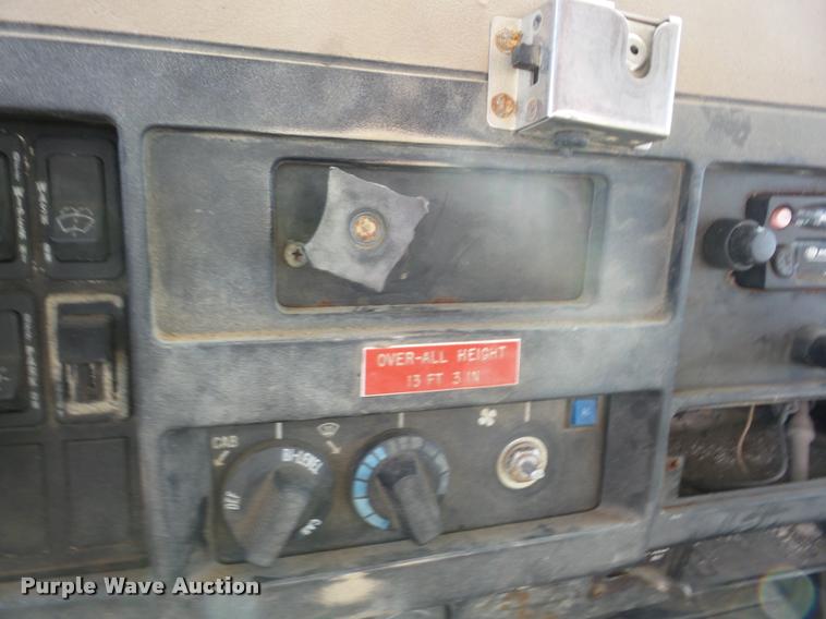 image for item J8707 1992 International 2574 bucket truck