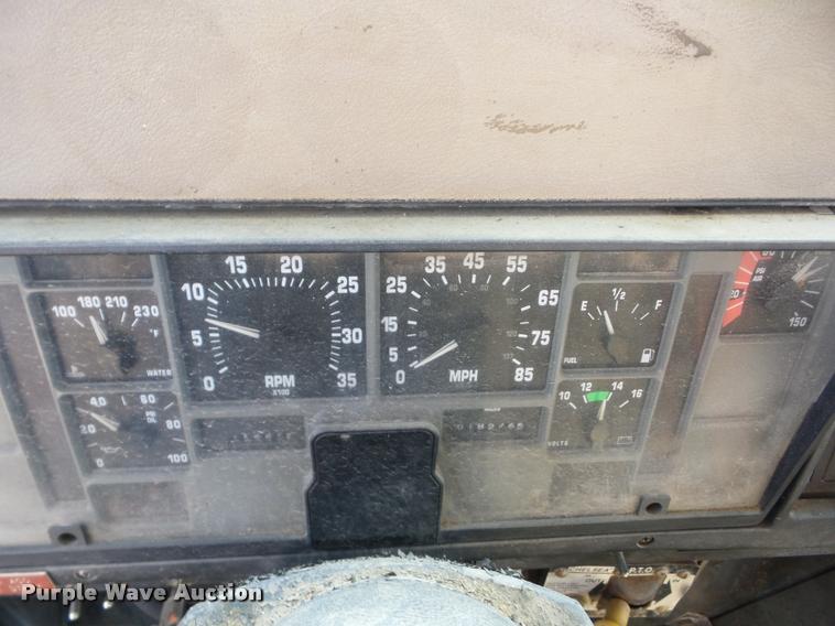 image for item J8707 1992 International 2574 bucket truck