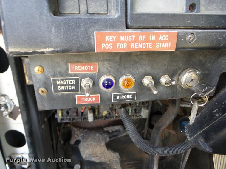 image for item J8707 1992 International 2574 bucket truck