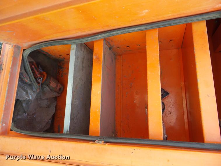 image for item J8707 1992 International 2574 bucket truck