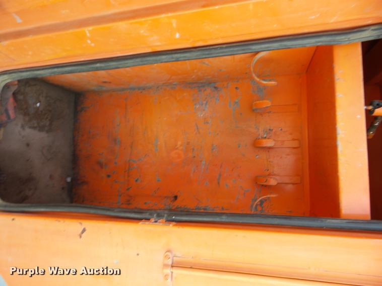 image for item J8707 1992 International 2574 bucket truck