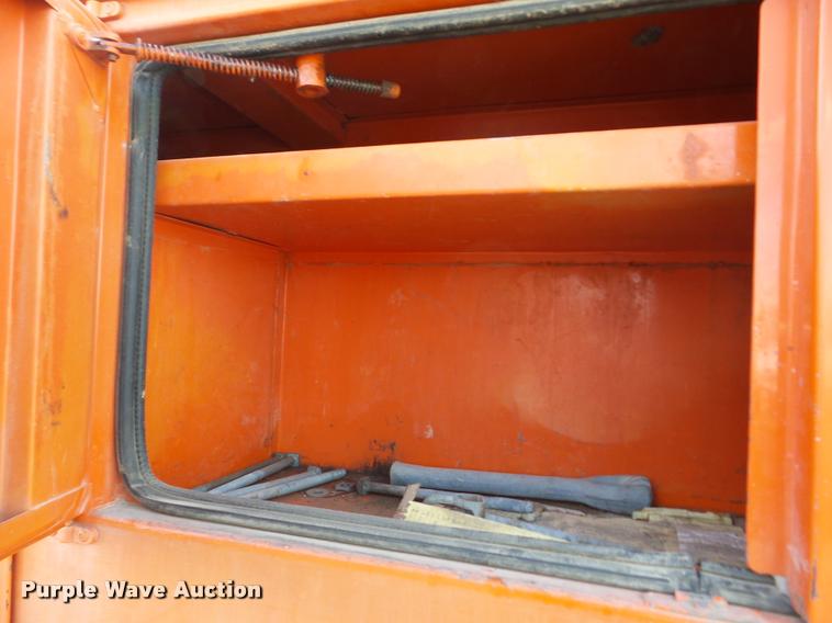 image for item J8707 1992 International 2574 bucket truck