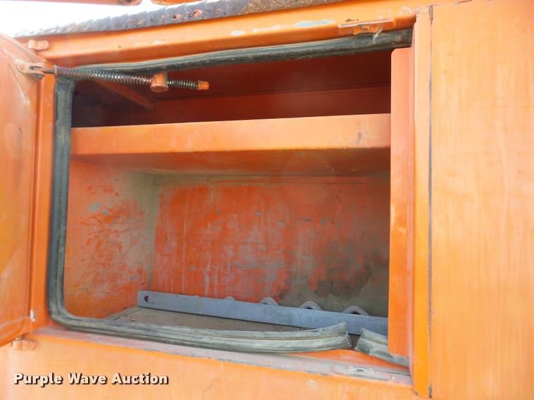 image for item J8707 1992 International 2574 bucket truck