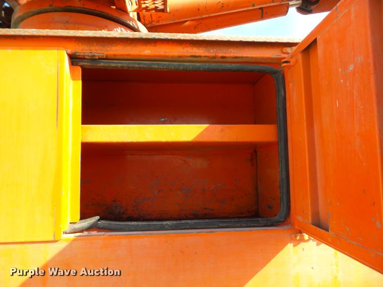 image for item J8707 1992 International 2574 bucket truck