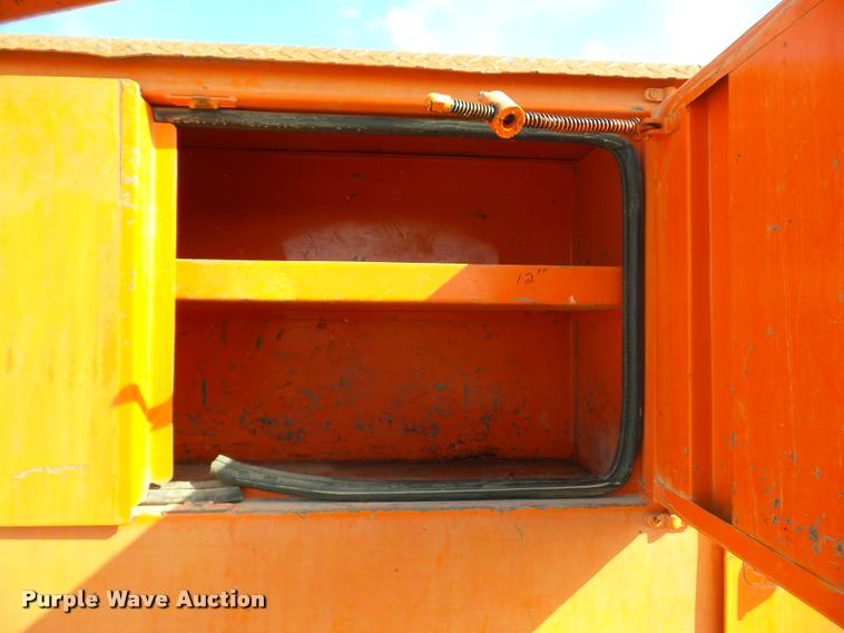 image for item J8707 1992 International 2574 bucket truck