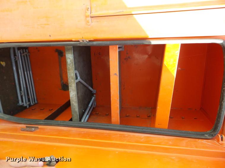 image for item J8707 1992 International 2574 bucket truck