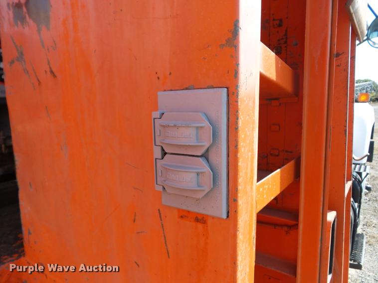 image for item J8707 1992 International 2574 bucket truck